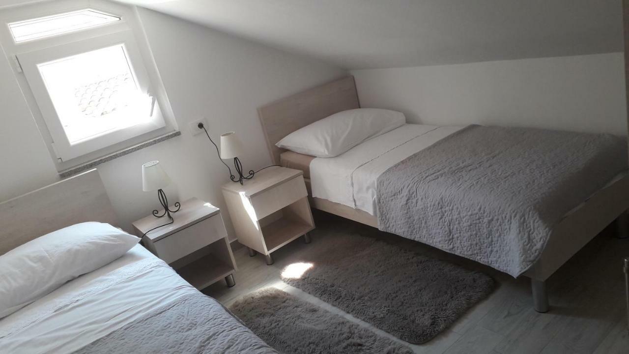 Apartmani Zilic Dugi Rat Esterno foto